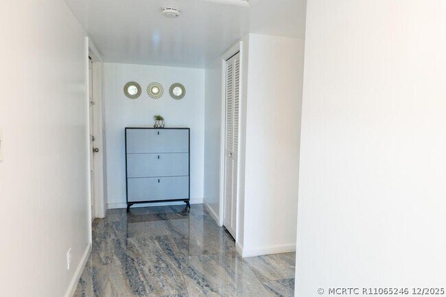 Building Photo - 2801 N Palm Aire Dr
