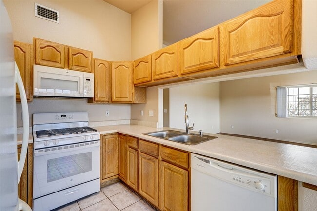 Building Photo - 4150 N Viewpoint Dr