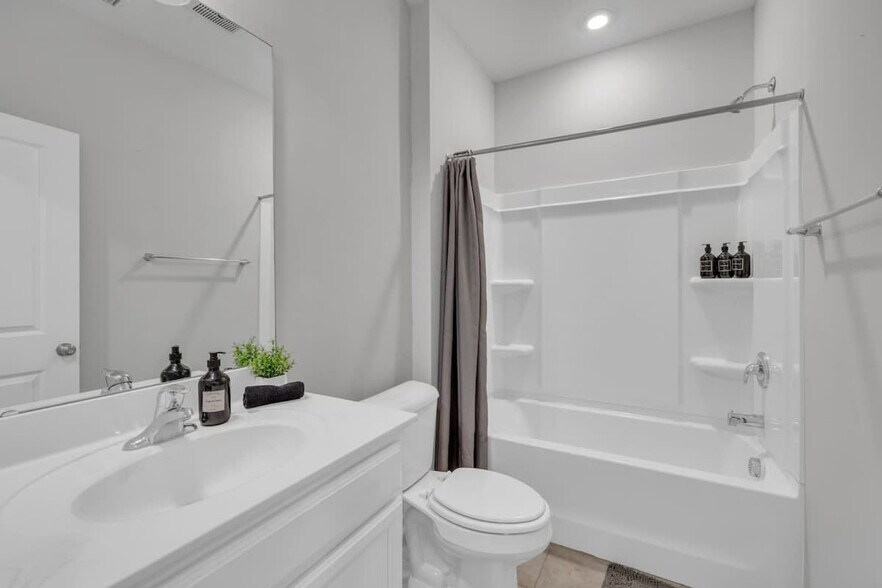 Building Photo - 2804 Saltaire Ave