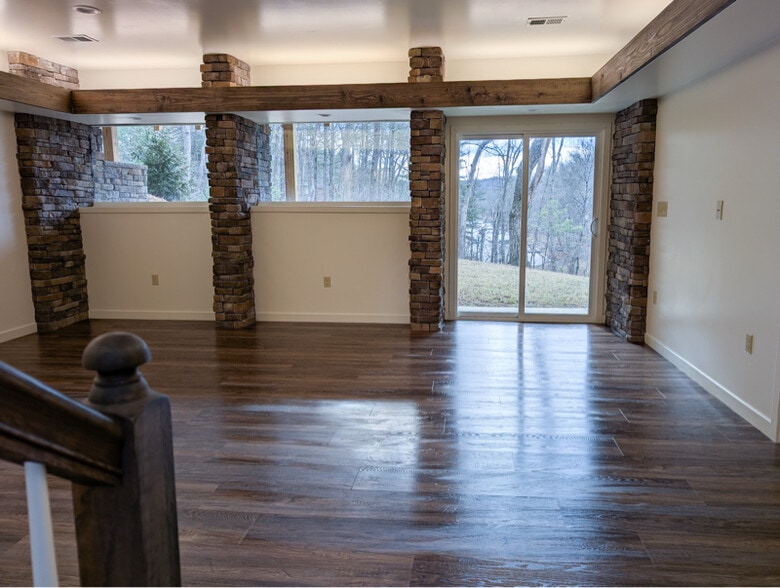 Building Photo - 515 Lakeview Dr