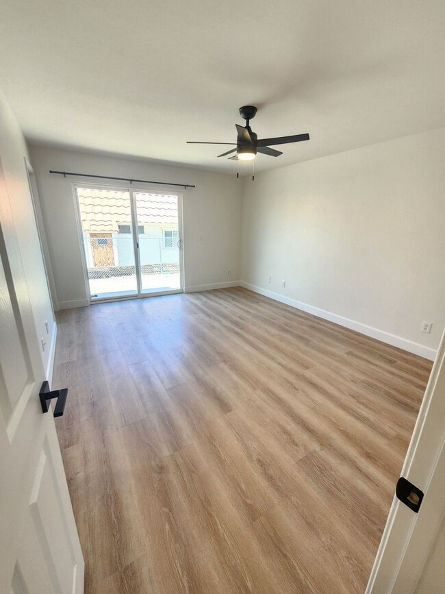 Building Photo - 3 bedroom 2 bathroom close to shops and public transportation