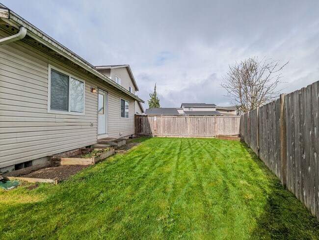 Building Photo - Move in Ready 3bd/2.5bth Townhome in great central location!