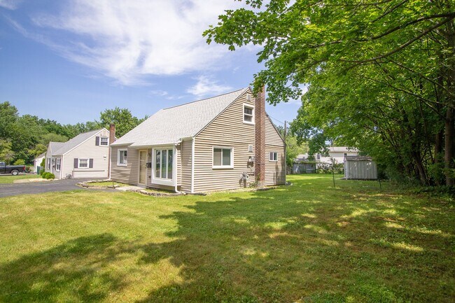 Building Photo - 2 BD 1 BA North Colonie Schools