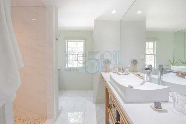 Building Photo - Elegant, updated Pleasant Valley townhome in the heart of WLR