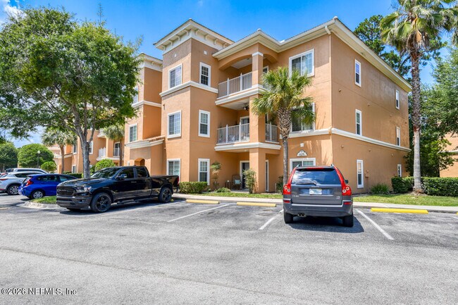 Building Photo - 605 Fairway Dr