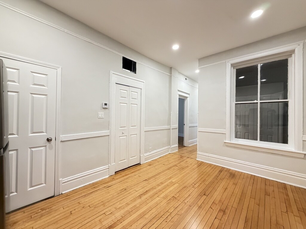 Building Photo - 1025 N Sacramento Ave
