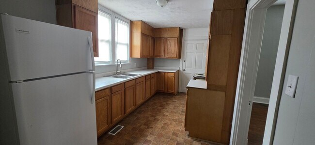 Building Photo - 223 E 11th St