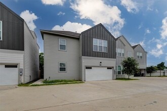 Building Photo - 5727 Elysian St
