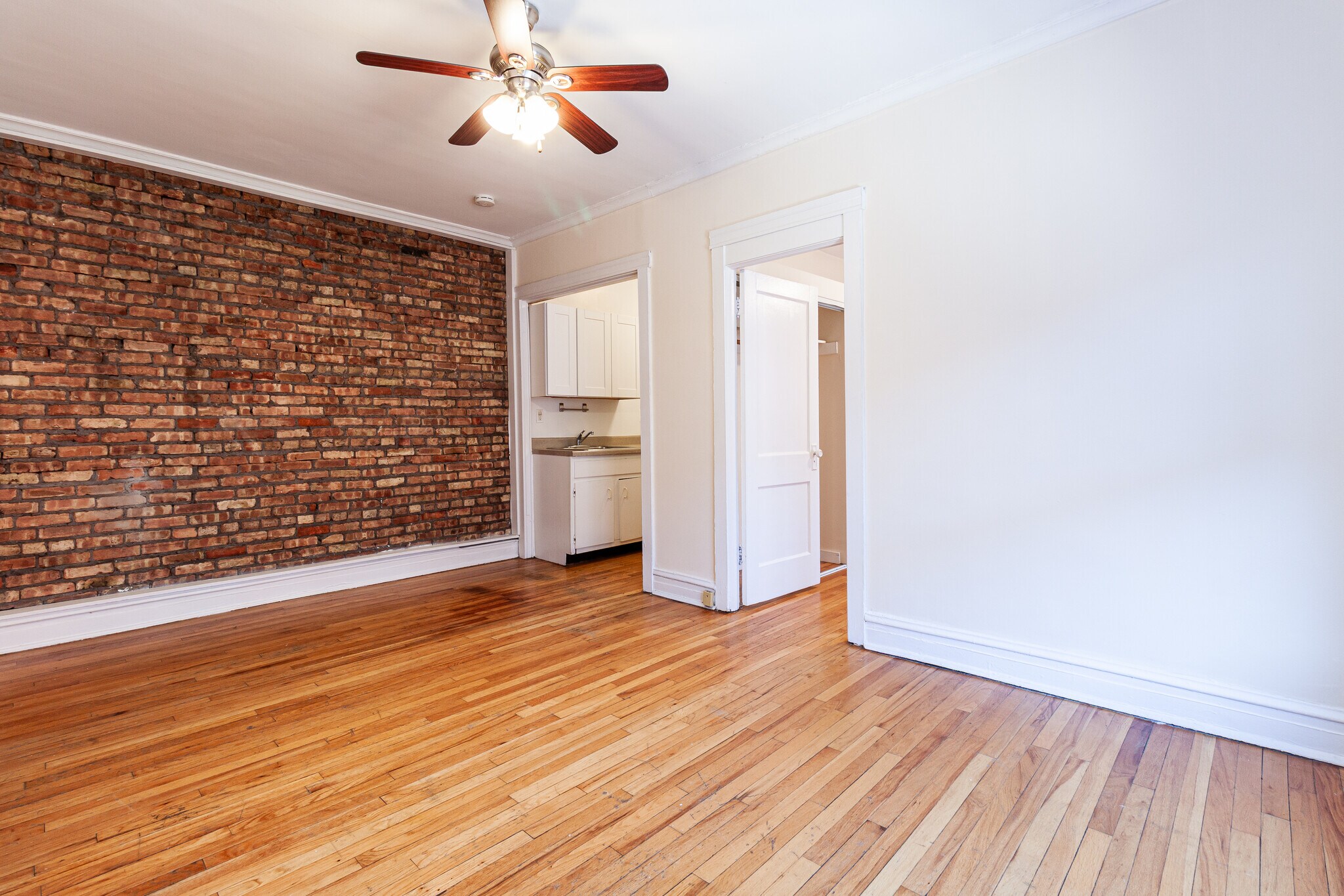 Building Photo - 951 W Cornelia Ave