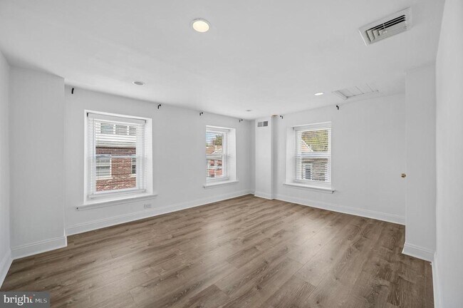 Building Photo - 447 Dupont St