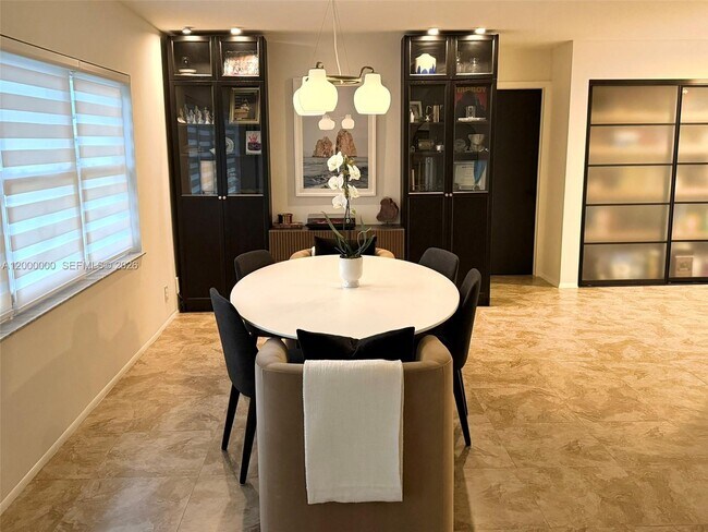 Building Photo - 5704 SW 116th Ave