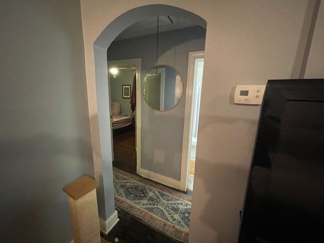 Building Photo - 2 bed house w Laundry, All electric, central HVAC, fenced yard, hardwoods