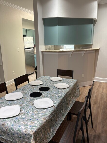 Dinning Room , table seats 6 - 3218 Veterans Memorial Pky