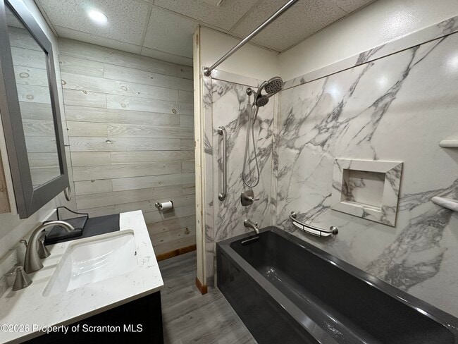 Building Photo - 548 Main St