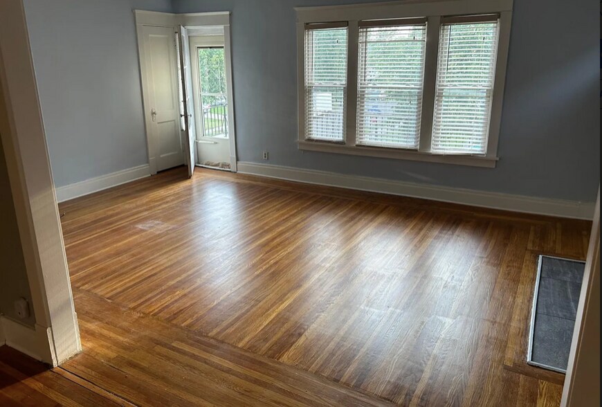 Living Room with attached porch - 1 Traymore St