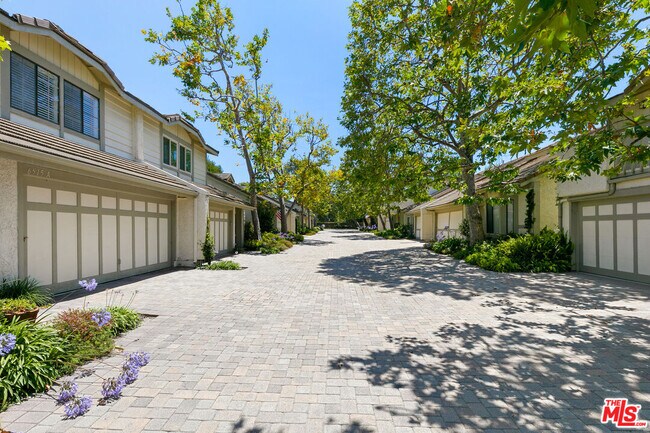 Building Photo - 6515 Dume Dr