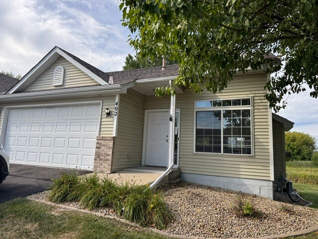 Building Photo - 402 Creekside Dr