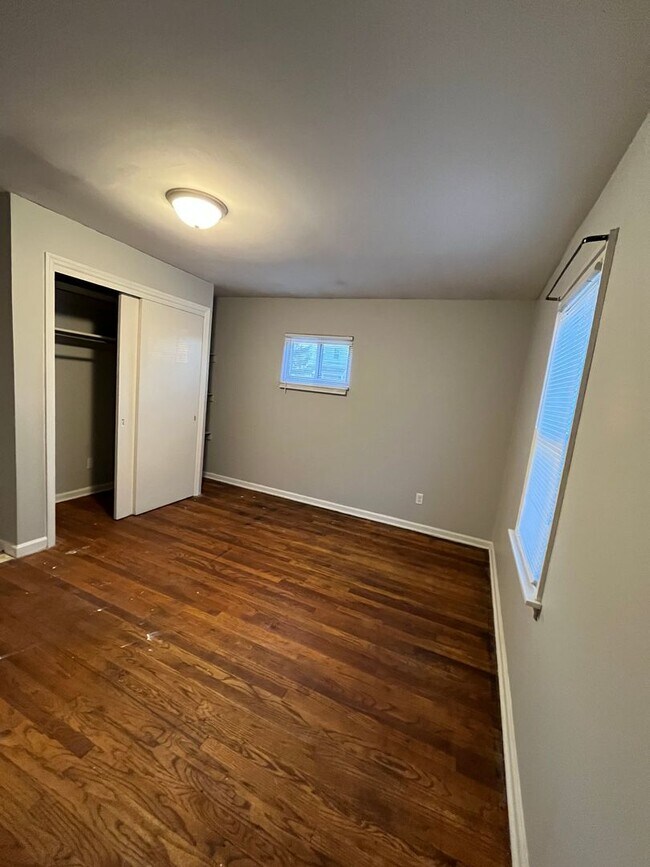 Building Photo - 4 bedroom 1.5 bathroom single family home