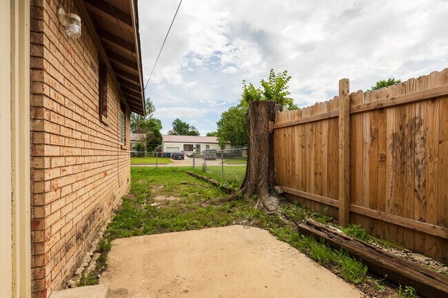 Building Photo - 1304 N Irvington Ave