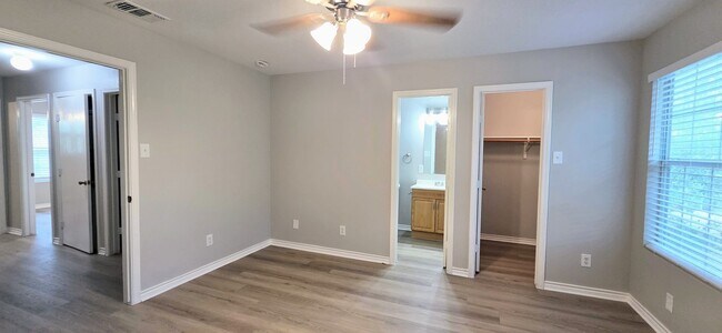 Building Photo - 3 Bedroom Townhome near Medical Center