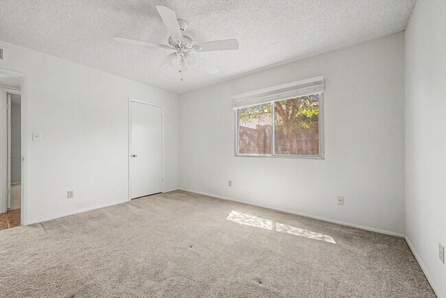 Building Photo - 2822 E Willow Ave