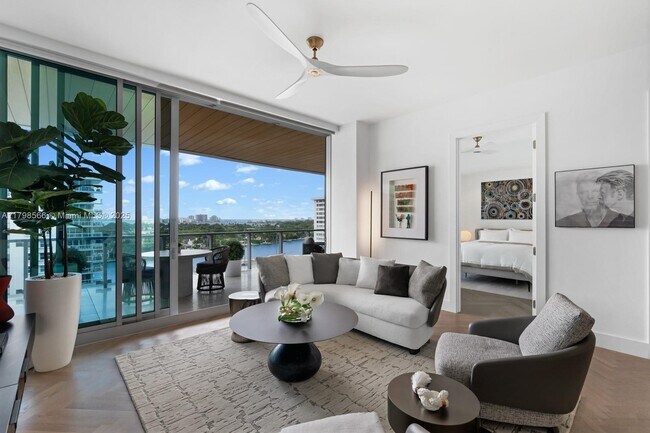 Primary Photo - 5775 Collins Ave