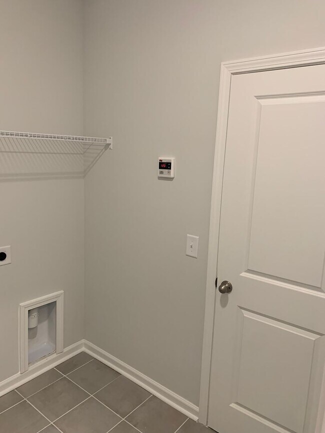 Building Photo - Modern Living in Windsor Hill