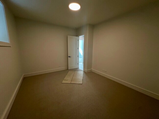 Building Photo - 4243 N Damen Ave