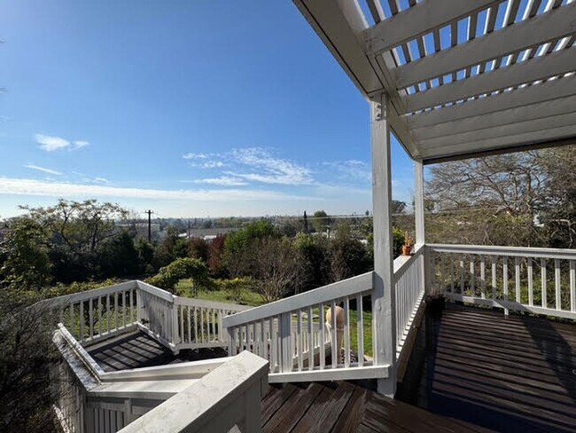 Building Photo - 714 Oceanview Dr