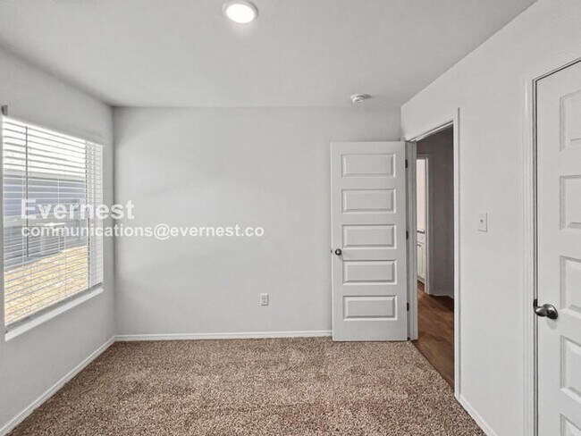 Building Photo - 3 Bed/2 Bath Home with Garage / Pet-Friendly / Vouchers Accepted / Available Now!