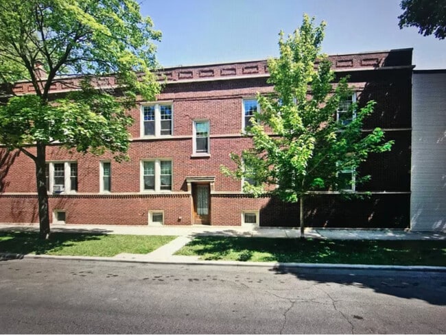 Building Photo - 2252 W Waveland Ave