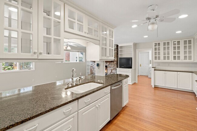 Building Photo - Spacious Updated Ranch