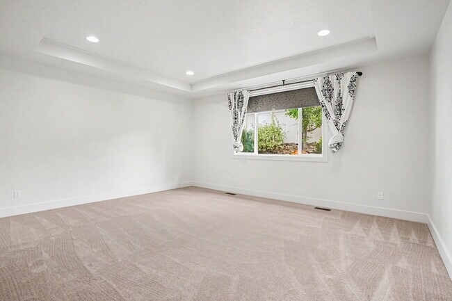 Building Photo - 6120 N Hacienda Ave