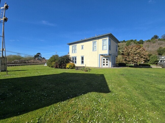 Building Photo - Distinctive Alton home offers charming living opportunity!