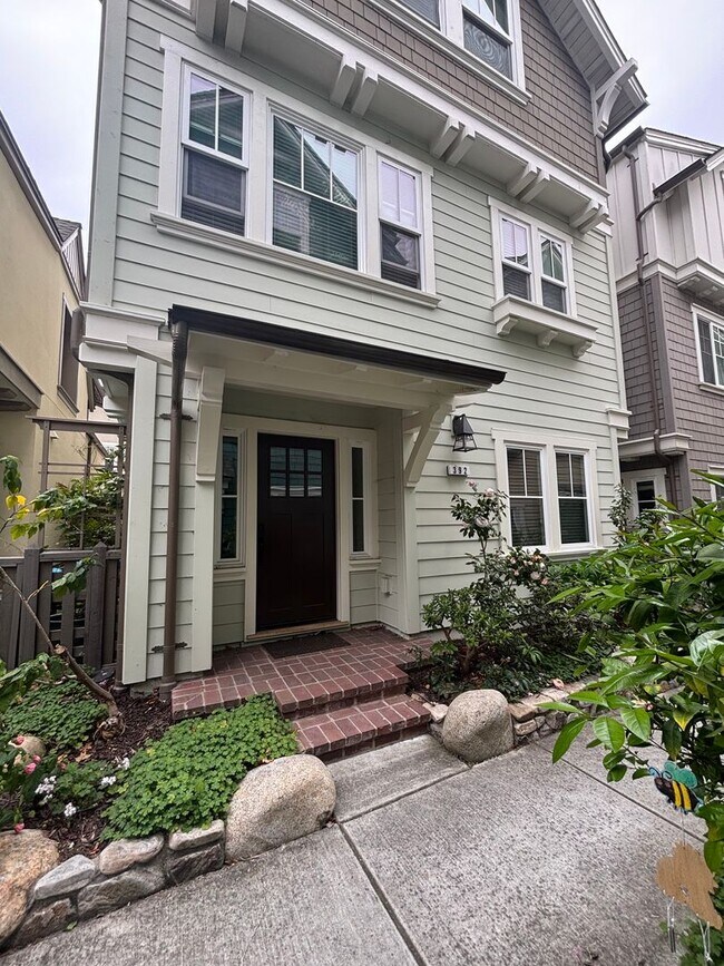 Building Photo - Pet Friendly 4 bed 3.5 bath home *AVAILABL...