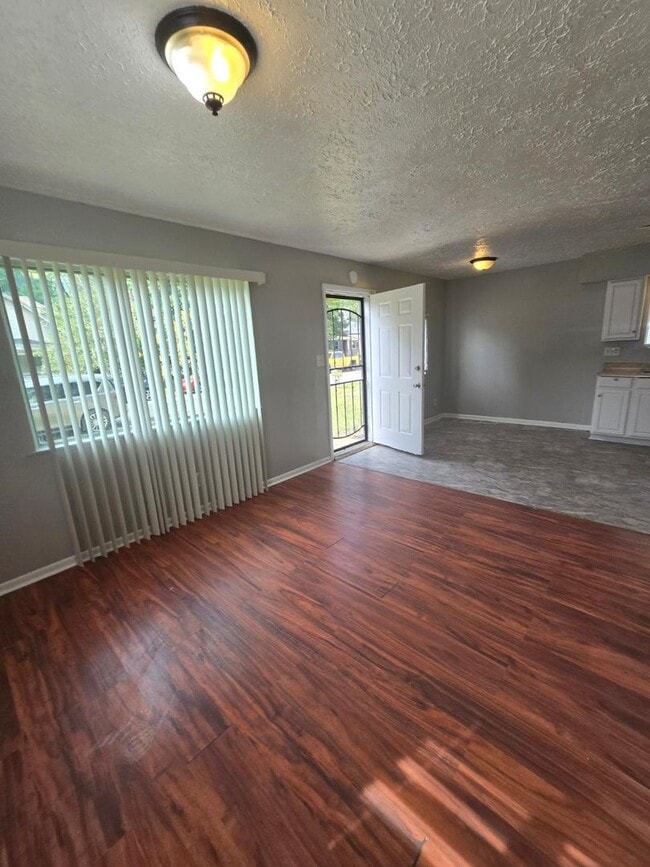 Building Photo - Beautiful 3 Bedroom home near West 10th an...