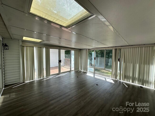 Building Photo - 1617 Sugar Hollow Dr