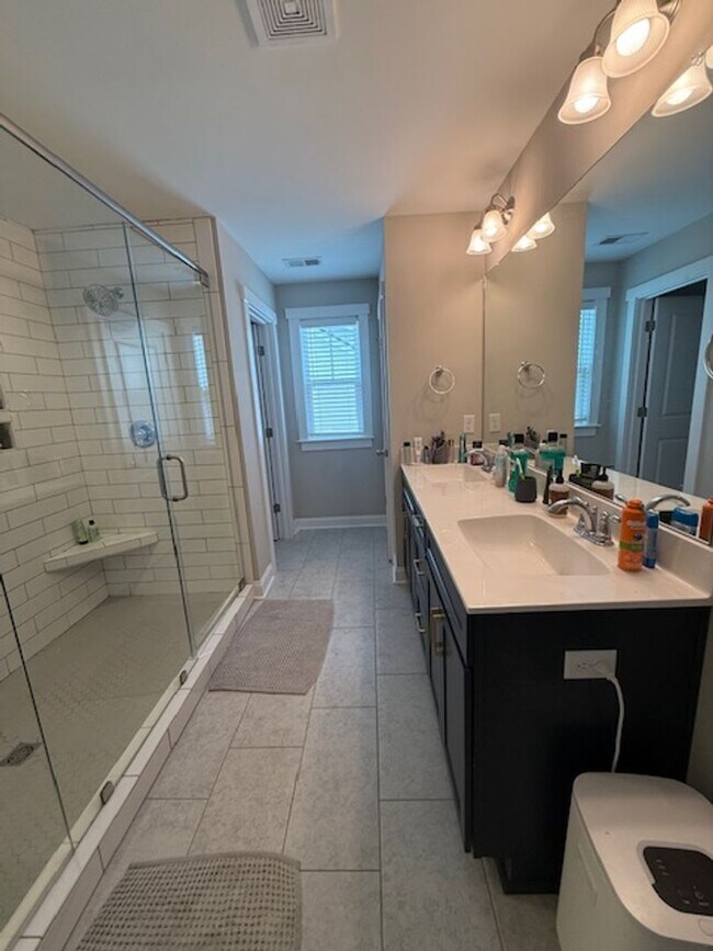 Building Photo - Quaint Neighborhood Living: Spacious 3 Bed...