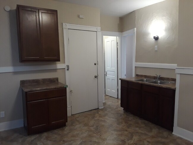 Building Photo - Recently Updated Washington Park 3 Bedroom...