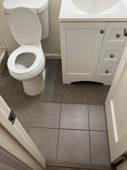 Master bath - 808 La Veta Dr NE