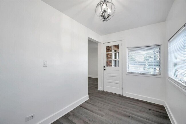 Building Photo - Gorgeous 2 bedroom 1 bath apartment