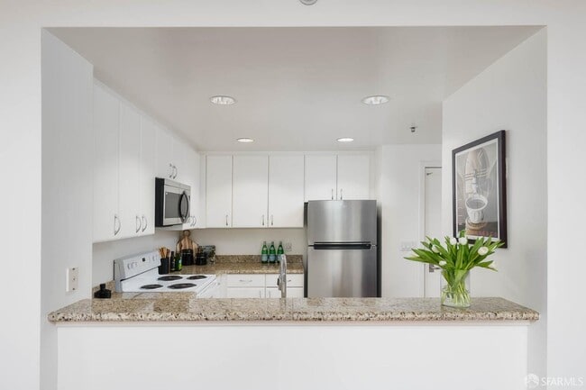 Building Photo - 250 King St