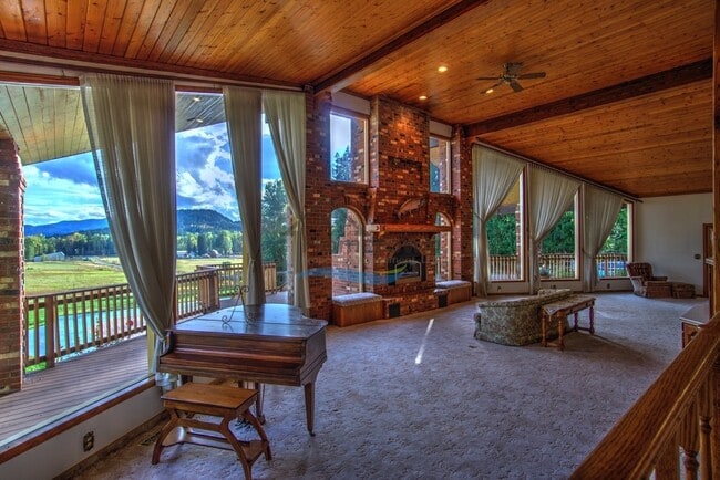 Building Photo - Custom Country Home With Spectacular Views...