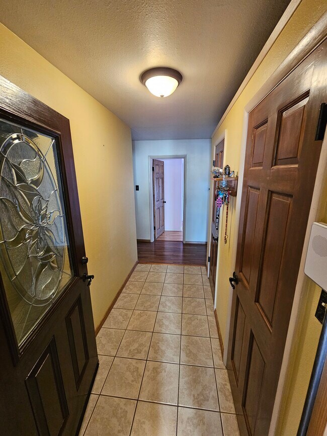 Front Entryway - 10912 Woodland Ave NE