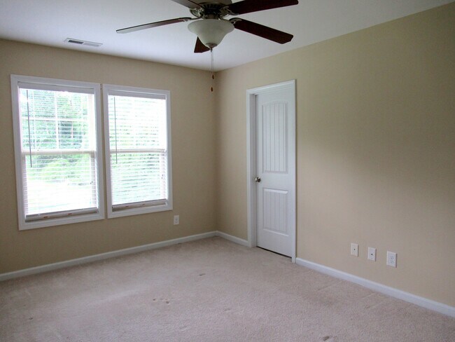 Building Photo - Three Bedroom Townhome in Richlands Close to Everything!!