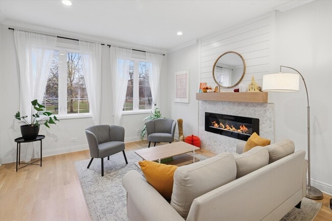 Building Photo - 5240 W Winnemac Ave