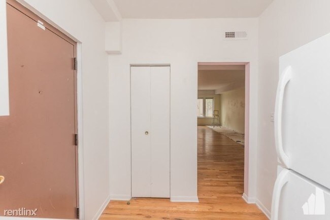 Building Photo - 701 W Belmont Ave