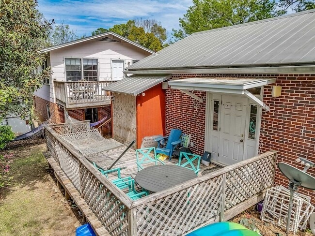 Building Photo - 220 Rivoli Rd