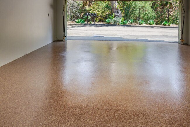 Building Photo - Spacious & Bright 3 Bedroom End Unit Condo in Prime Location