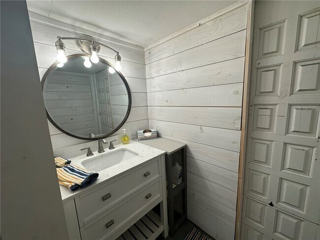 Building Photo - 810 S Sandpiper St